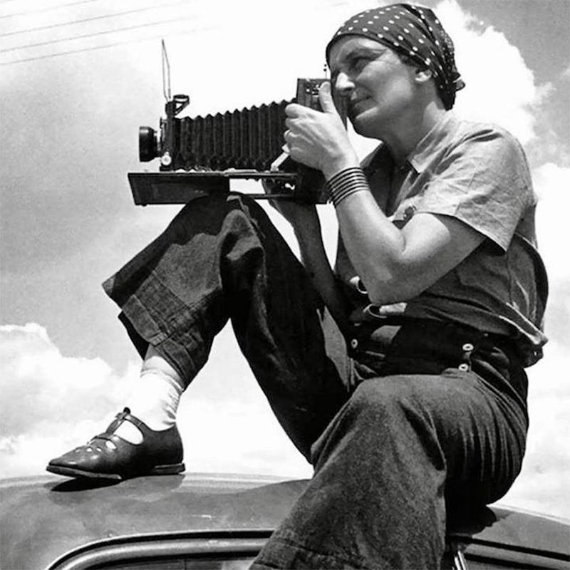Dorothea Lange: “La fotografia cattura un istante fuori dal tempo, alterando la vita tenendola ferma”
