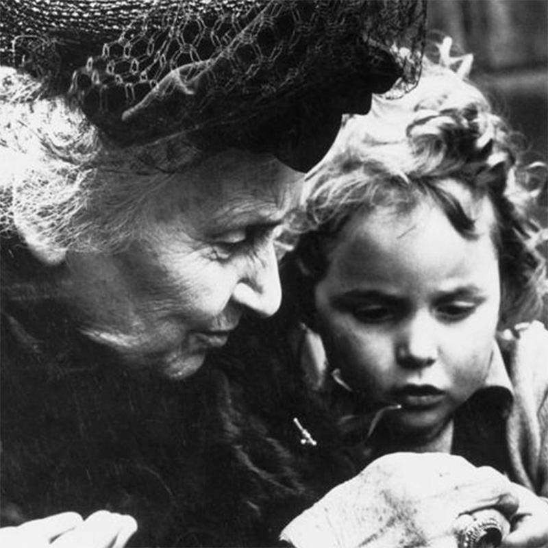 Maria Montessori, la donna che cambiò la vita dei bambini