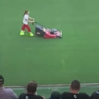 &quot;Lascialo stare, il tagliaerba, te la rasiamo noi...&quot;, il vergognoso coro sessista allo stadio di Genova