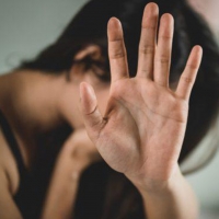 Accoltella la ex in strada, l’uomo aveva già provato con il veleno