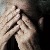 Picchia la madre e la costringe a chiedere l&#039;elemosina