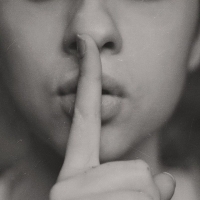 La violenza parte dalle parole