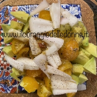 Insalata di pollo golosa con salsa di avocado e yogurt