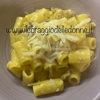 Mezze maniche con salsiccia, porri e zafferano