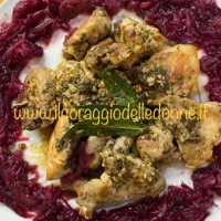 Pollo con erbe aromatiche e cipolle caramellate