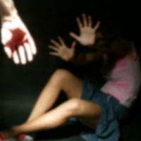 Sorprende il compagno con sua figlia di 16 anni